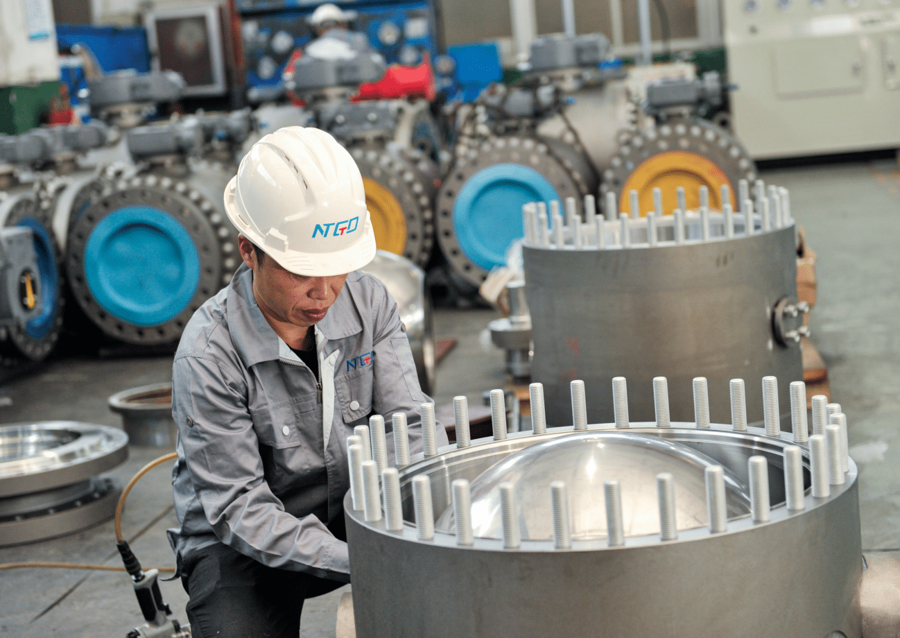 Taller de montaje de válvulas industriales de gran diámetro que muestra la complejidad de su diseño y los detalles de las conexiones con bridas