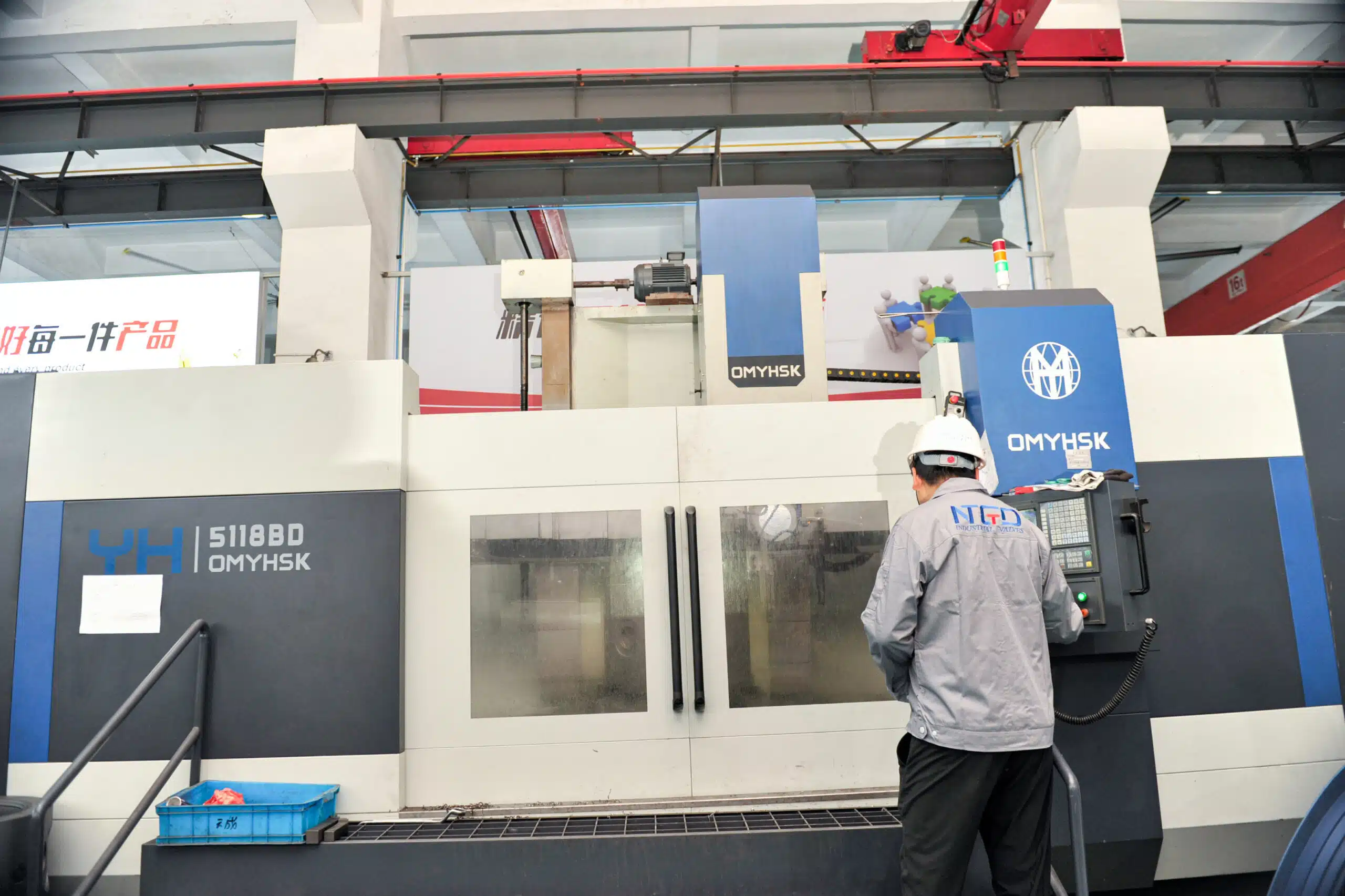 Técnico de NTGD manejando un centro de mecanizado CNC para piezas de válvulas industriales