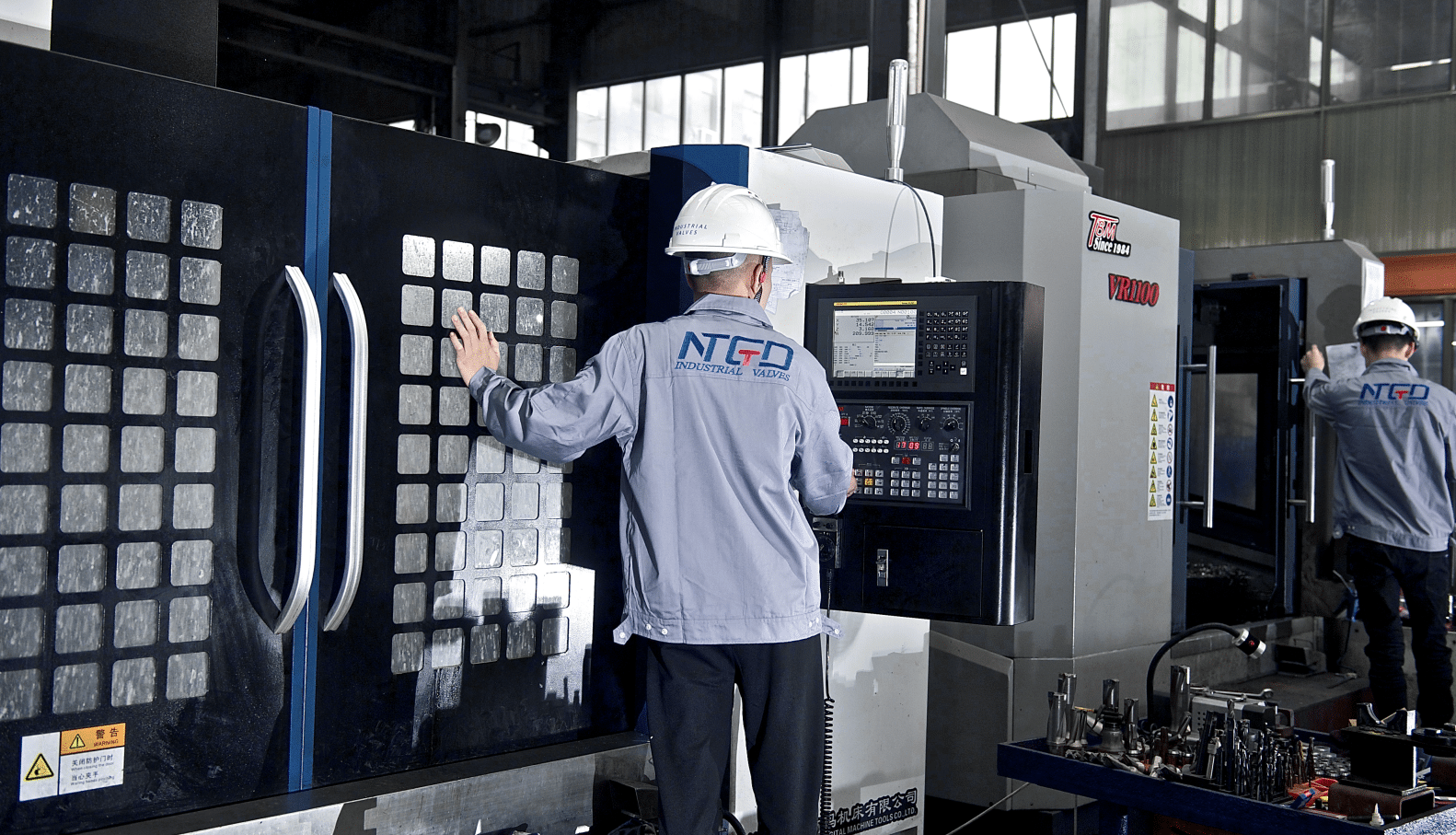 Proceso de mecanizado CNC de válvulas industriales en fábrica, que demuestra la capacidad de fabricación de precisión para los proveedores de válvulas
