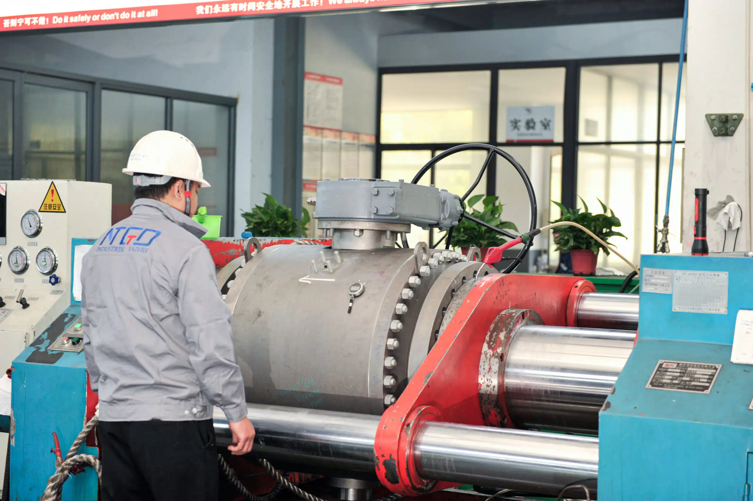 Pruebas de presión de válvulas de bola industriales de gran tamaño en el taller de NTGD