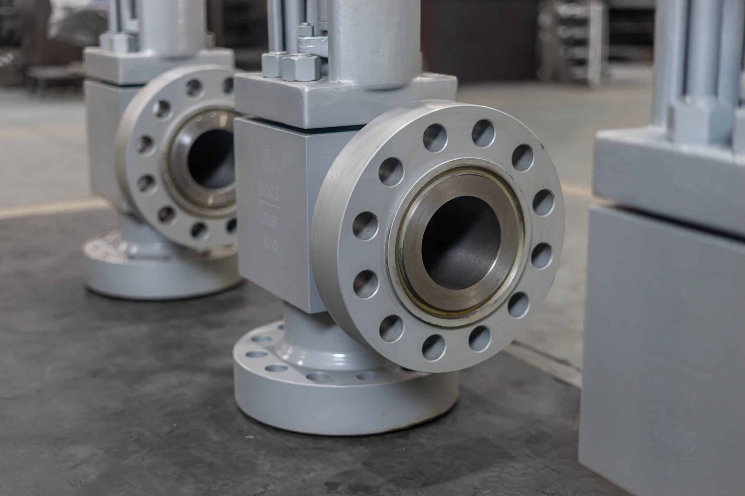 Angle globe valve flanged end connection detail showing machining quality sealing surface and bolt holes