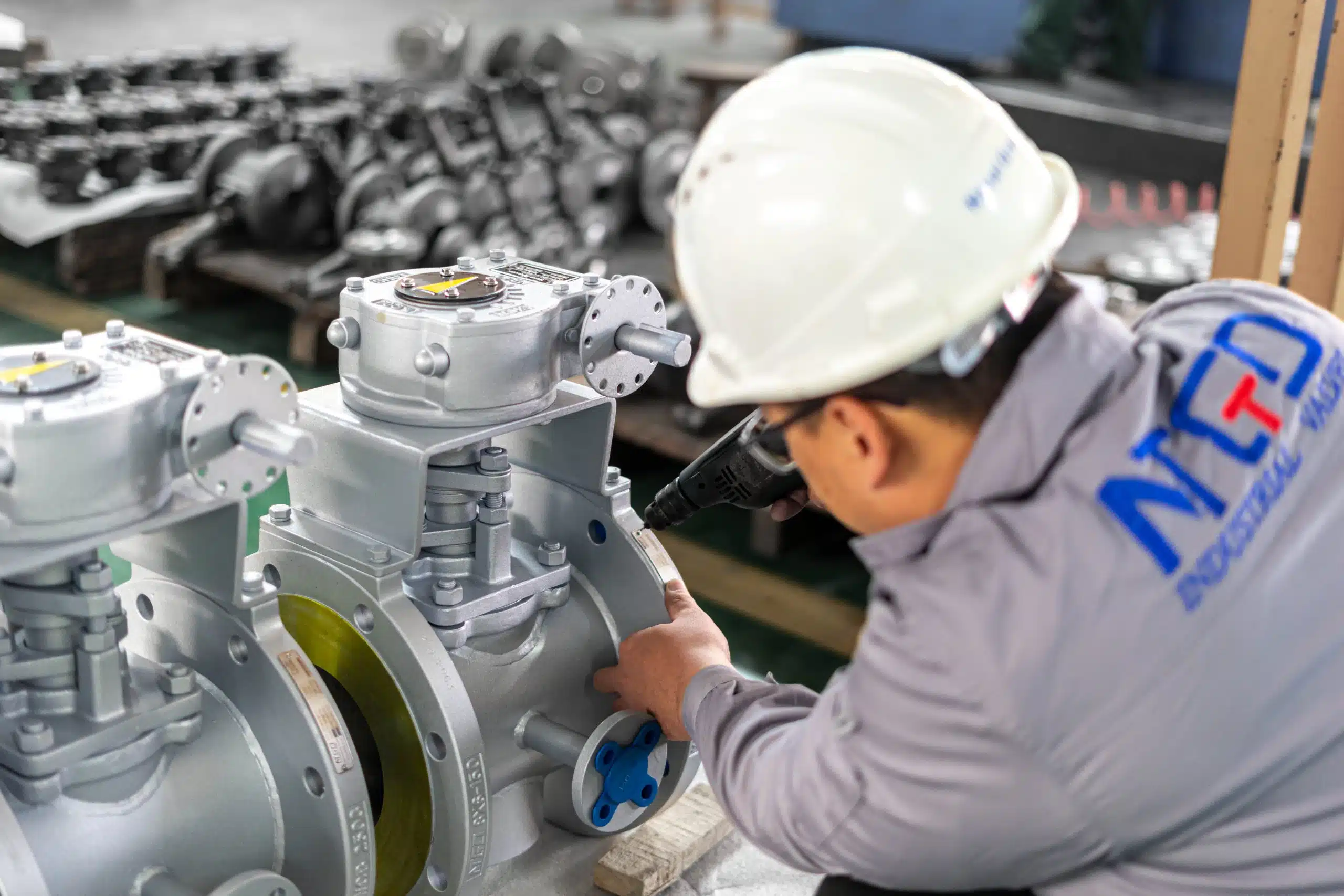 Conjunto de válvula de tapón en un taller industrial, donde se muestran los procesos de fabricación y control de calidad