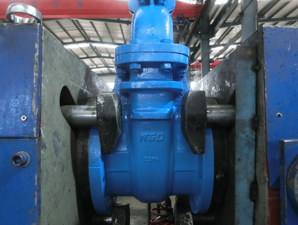 Diagram penampang melintang katup pintu air (gate valve) yang menunjukkan baji, batang, kap mesin dan komponen internal