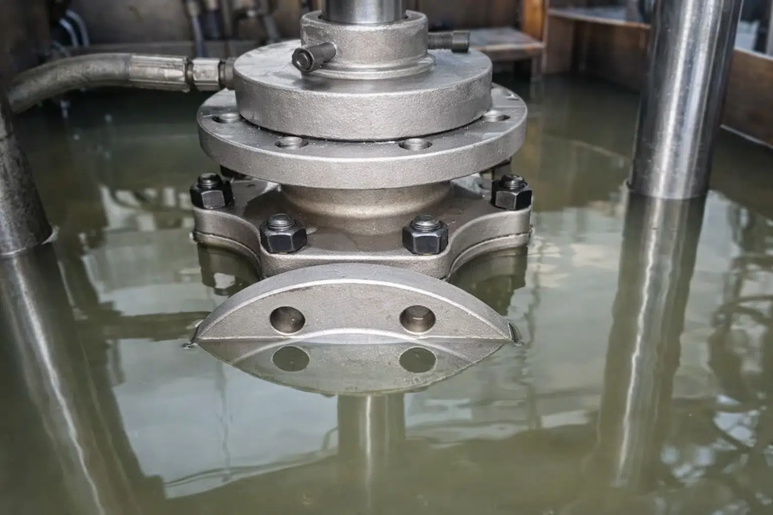 Válvula de esfera de três vias instalada em um sistema de tanque industrial para distribuição e mistura de fluidos