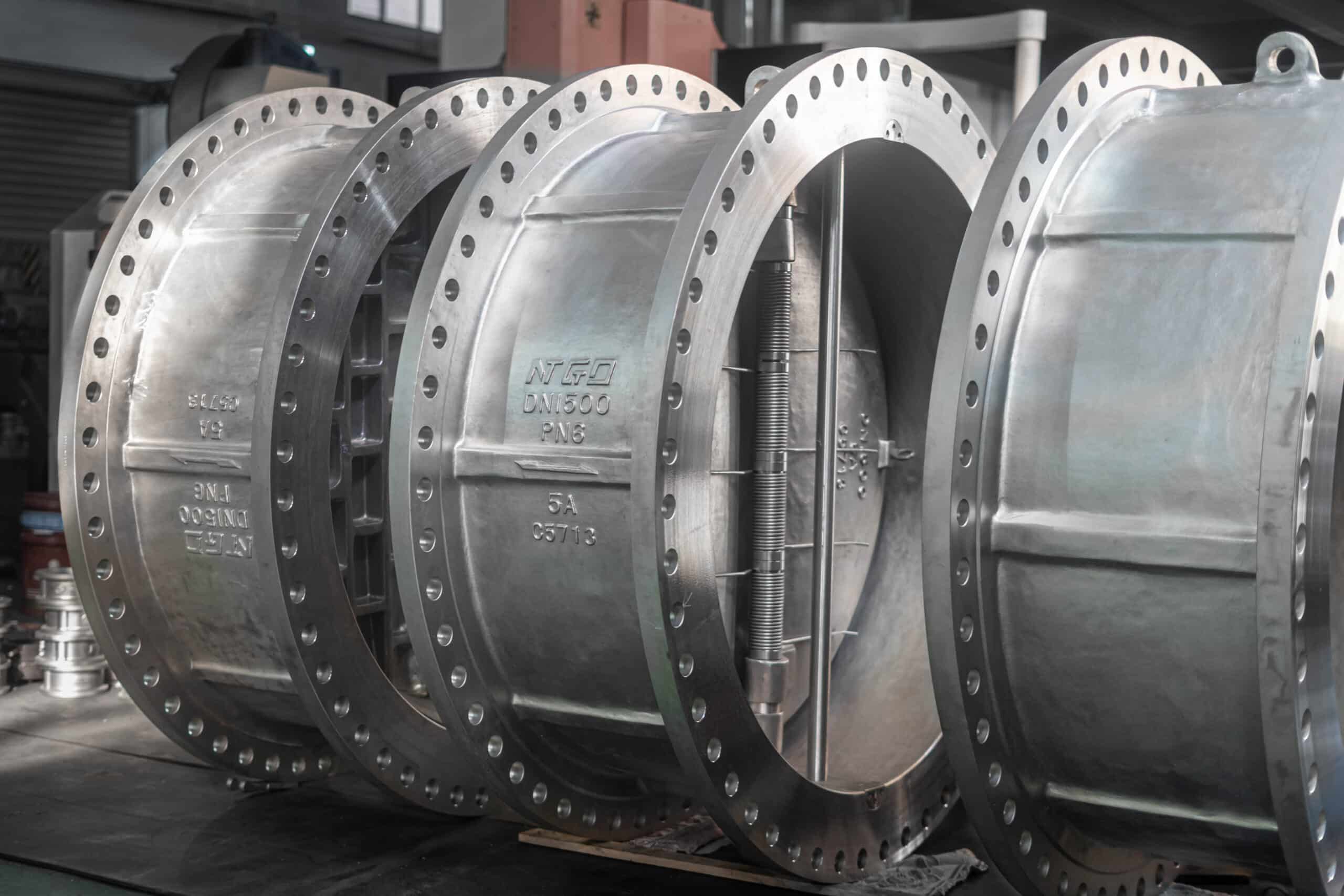 Válvula de retención de doble disco grande DN1500 PN6 en el taller de la fábrica de NTGD
