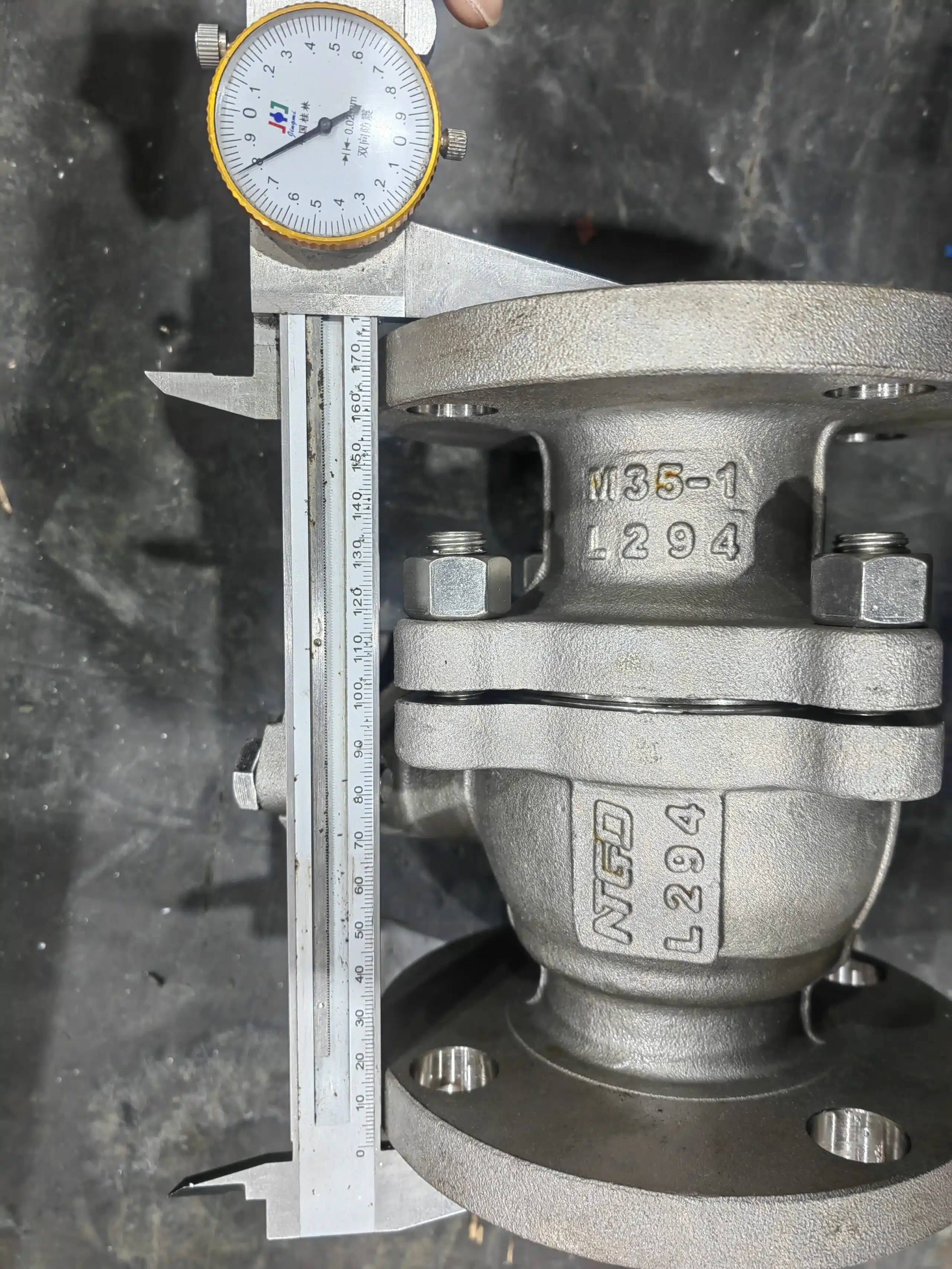 inspección de dimensiones de la válvula de bola flotante