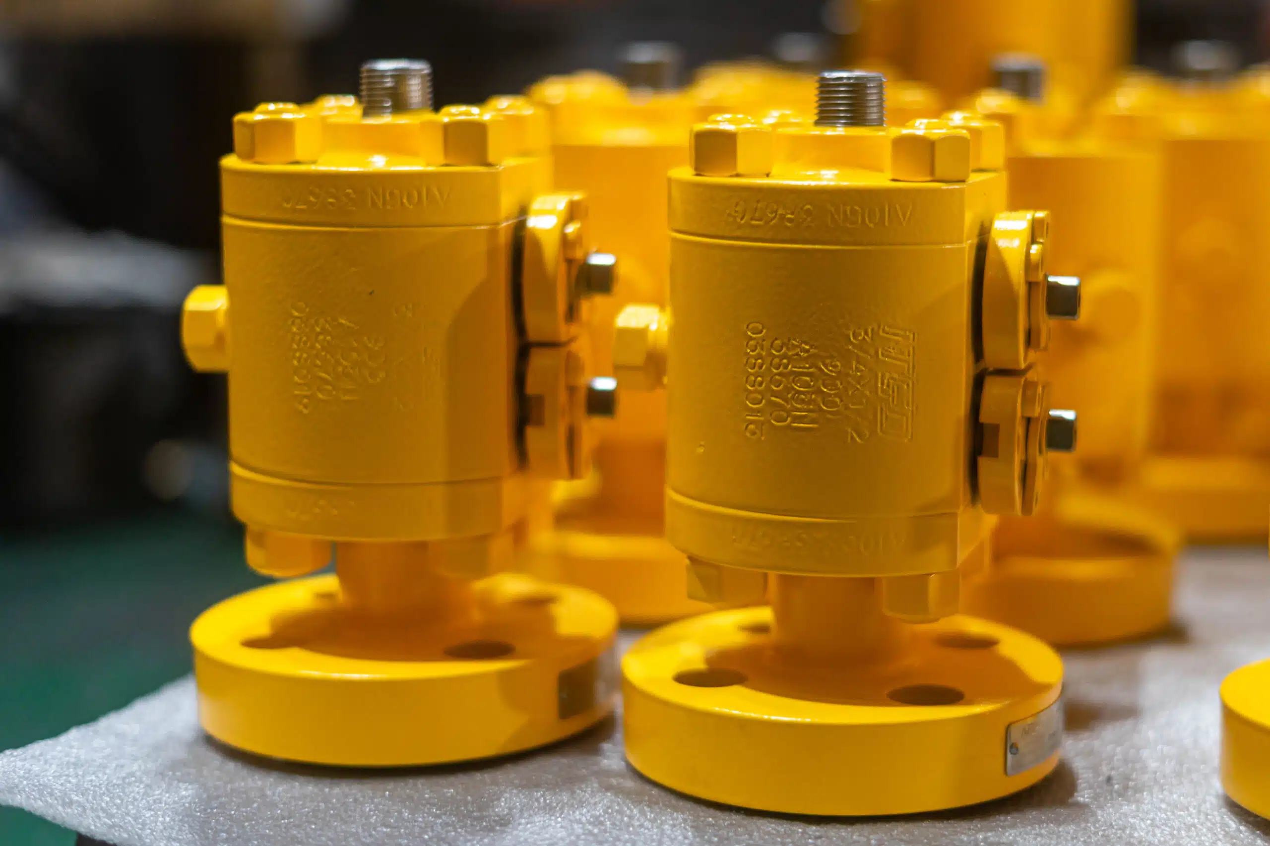 Robinets à boisseau sphérique industriels à revêtement jaune en atelier pour la production du fabricant et le contexte de spécification des robinets.