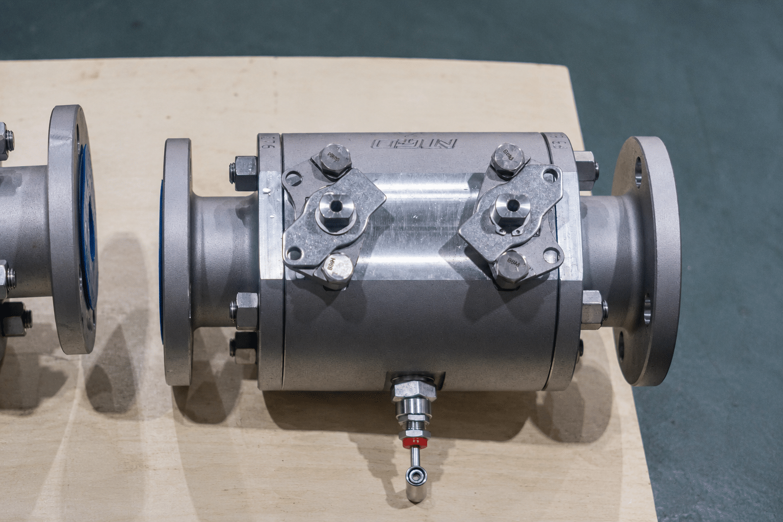 Double block and bleed ball valve with flanged ends and bottom bleed fitting