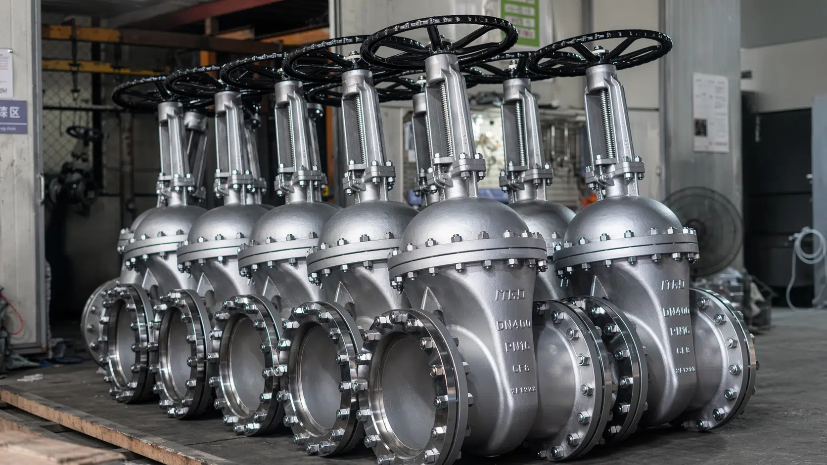 Foto real da linha de produção de válvulas industriais de gaveta em cunha para suporte à aplicação