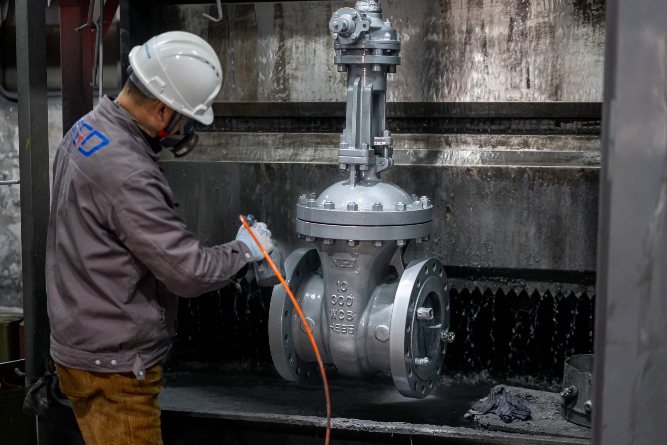 Processo de pintura de fábrica de uma válvula de gaveta flangeada para revestimento de superfície de válvula industrial