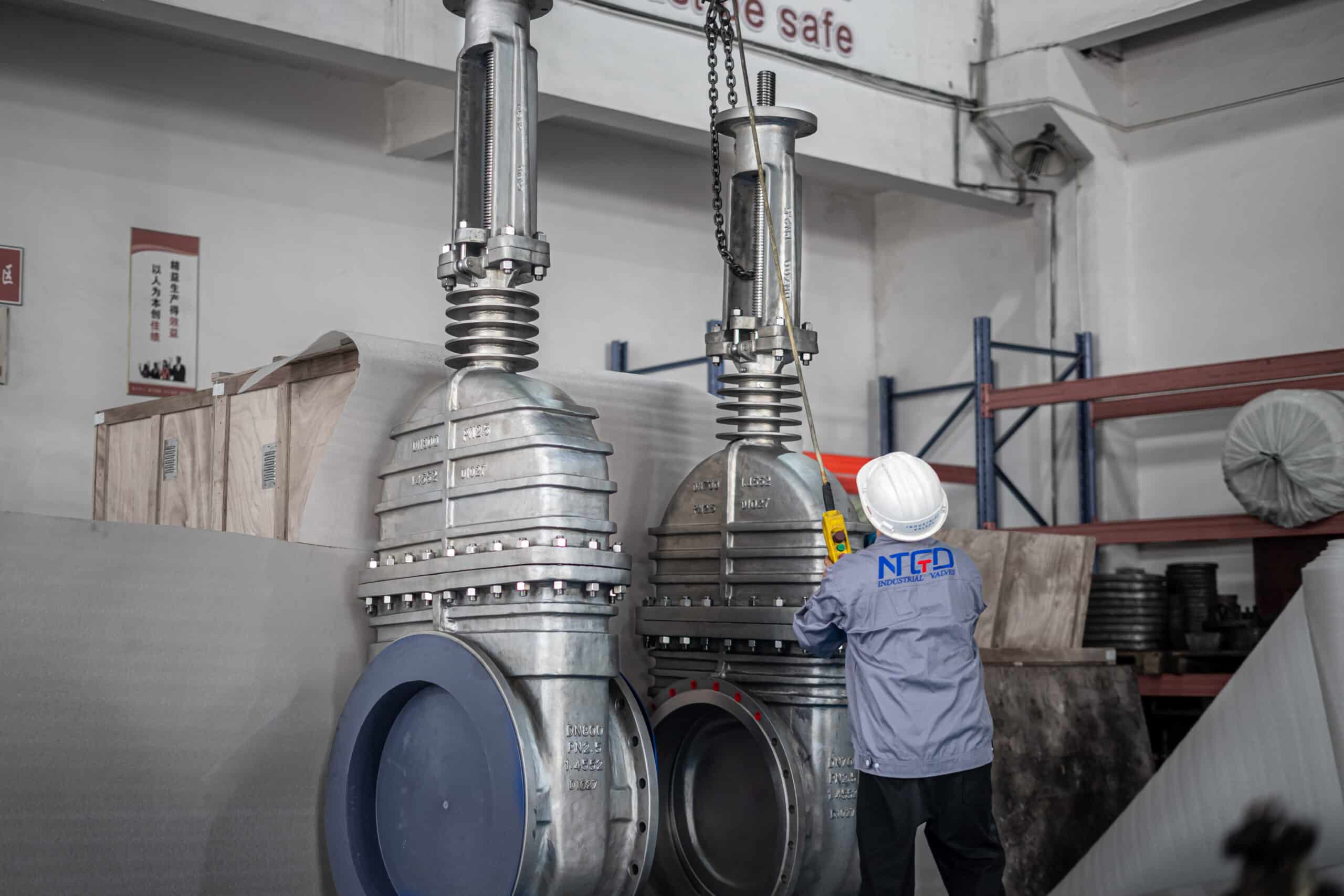 DN700 and DN800 large flanged gate valves finished products in workshop