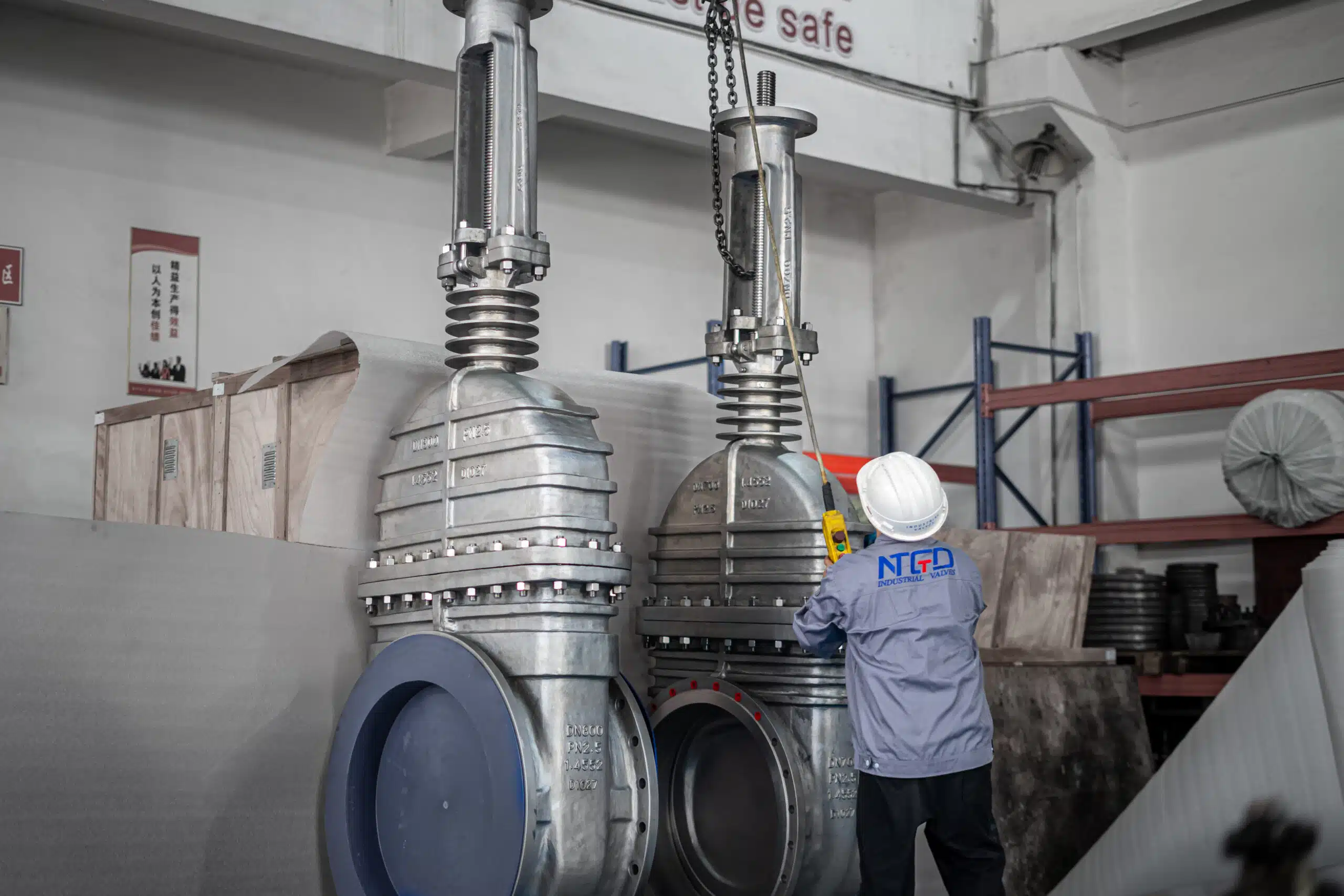 Válvulas de gaveta flangeadas grandes DN700 e DN800 produtos acabados na oficina