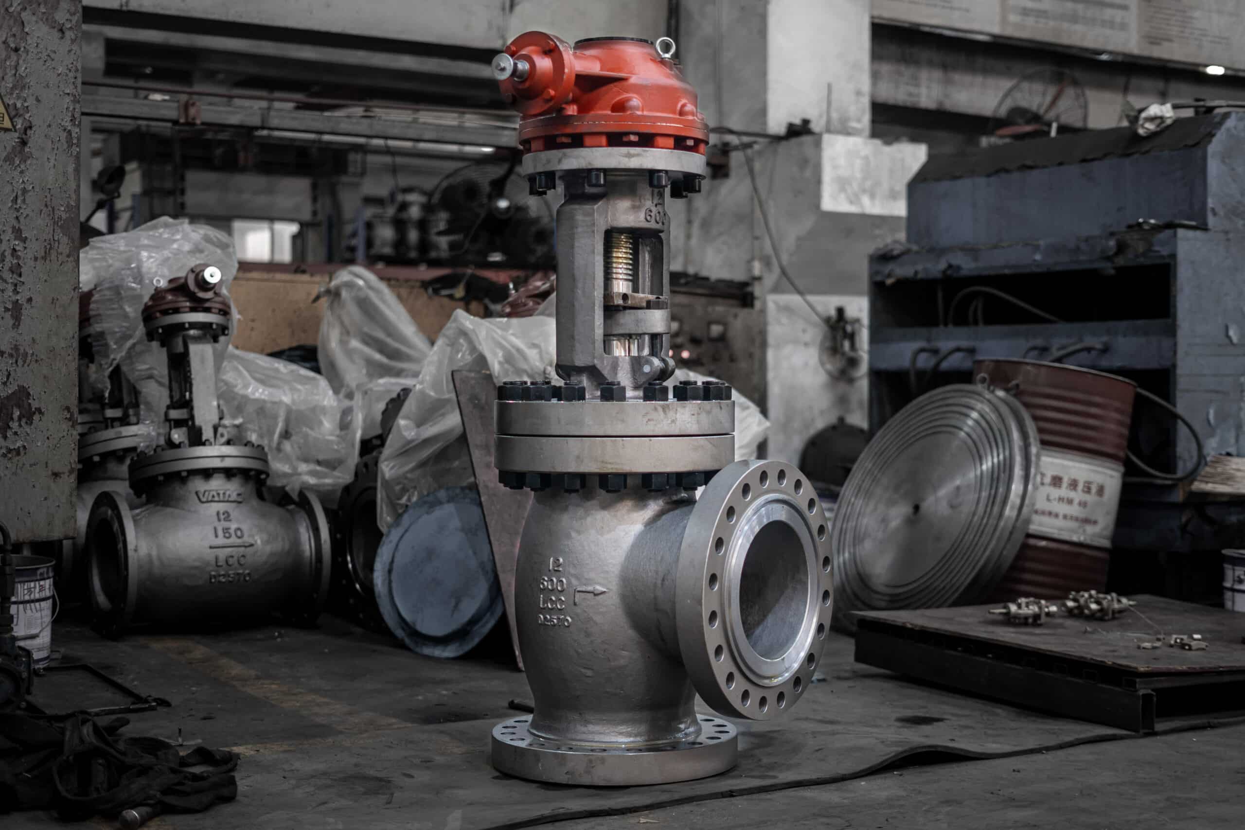 Real globe valve workshop photo showing body, bonnet, bolted joint and manual operation assembly.