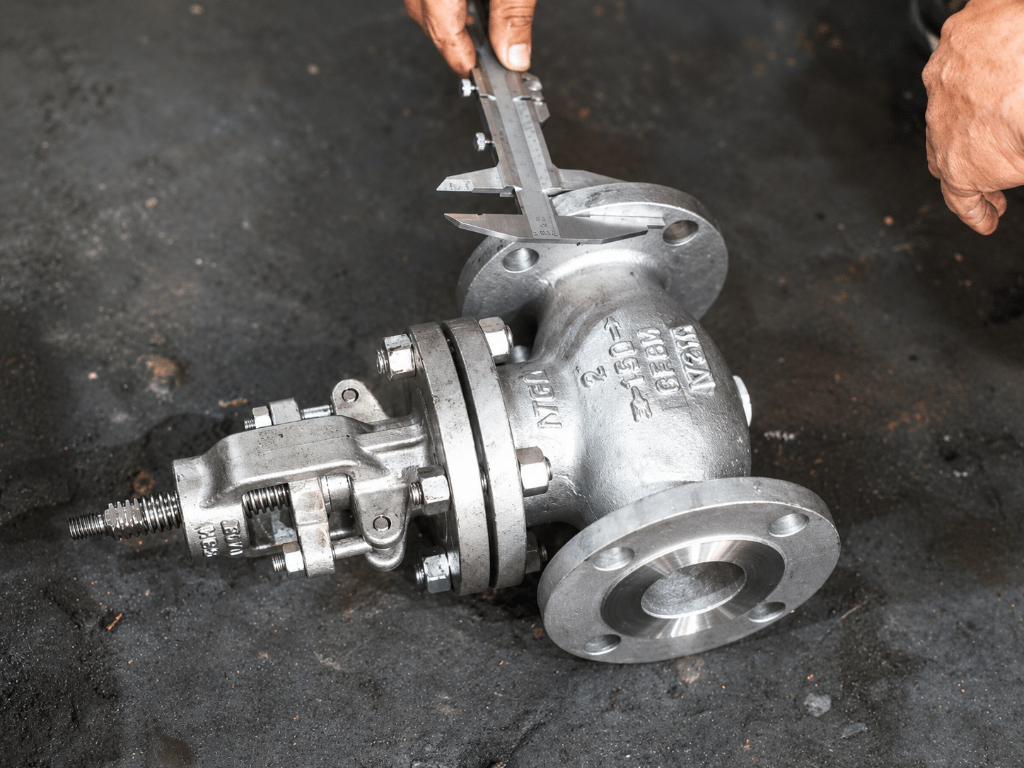 Globe valve factory inspection with caliper measurement