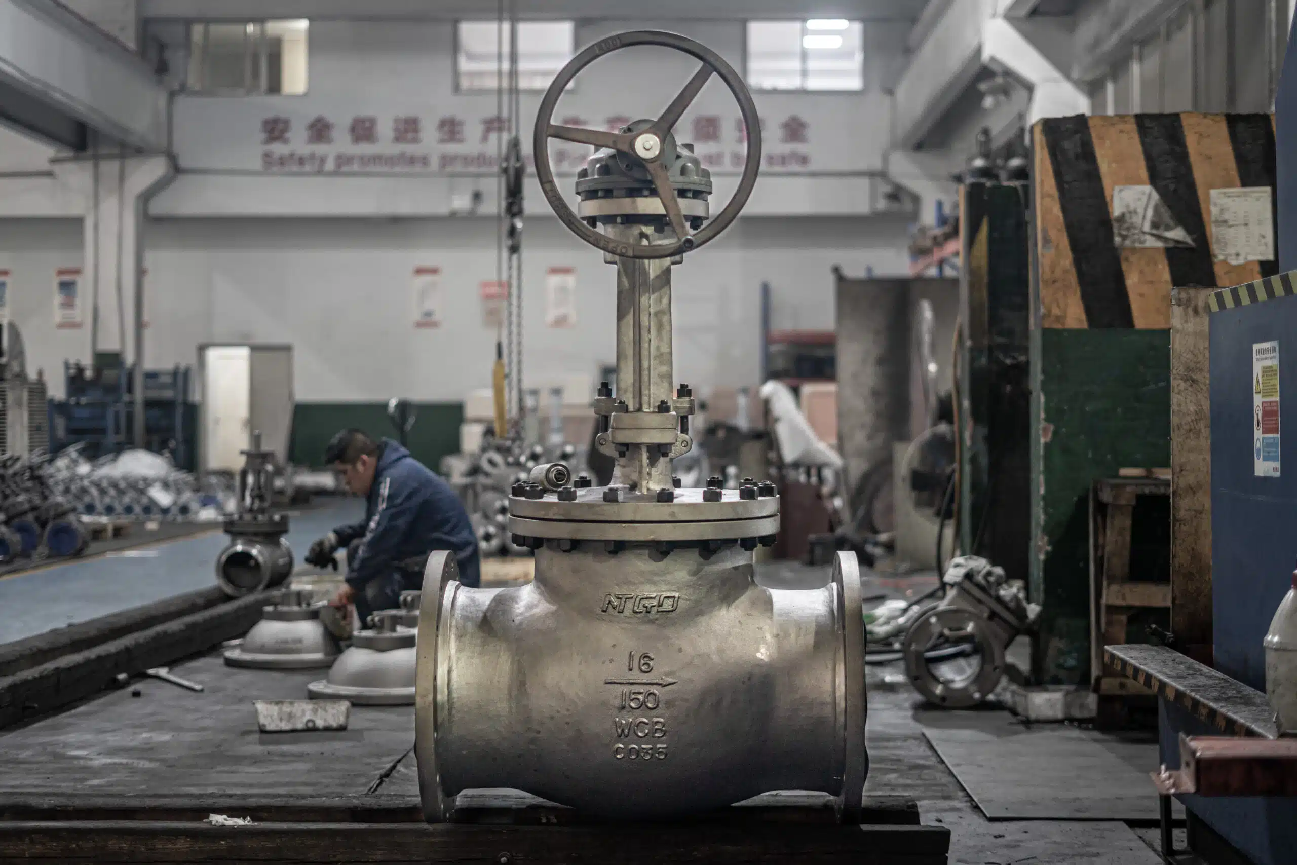 Válvula de bola industrial real en un entorno de inspección de taller.