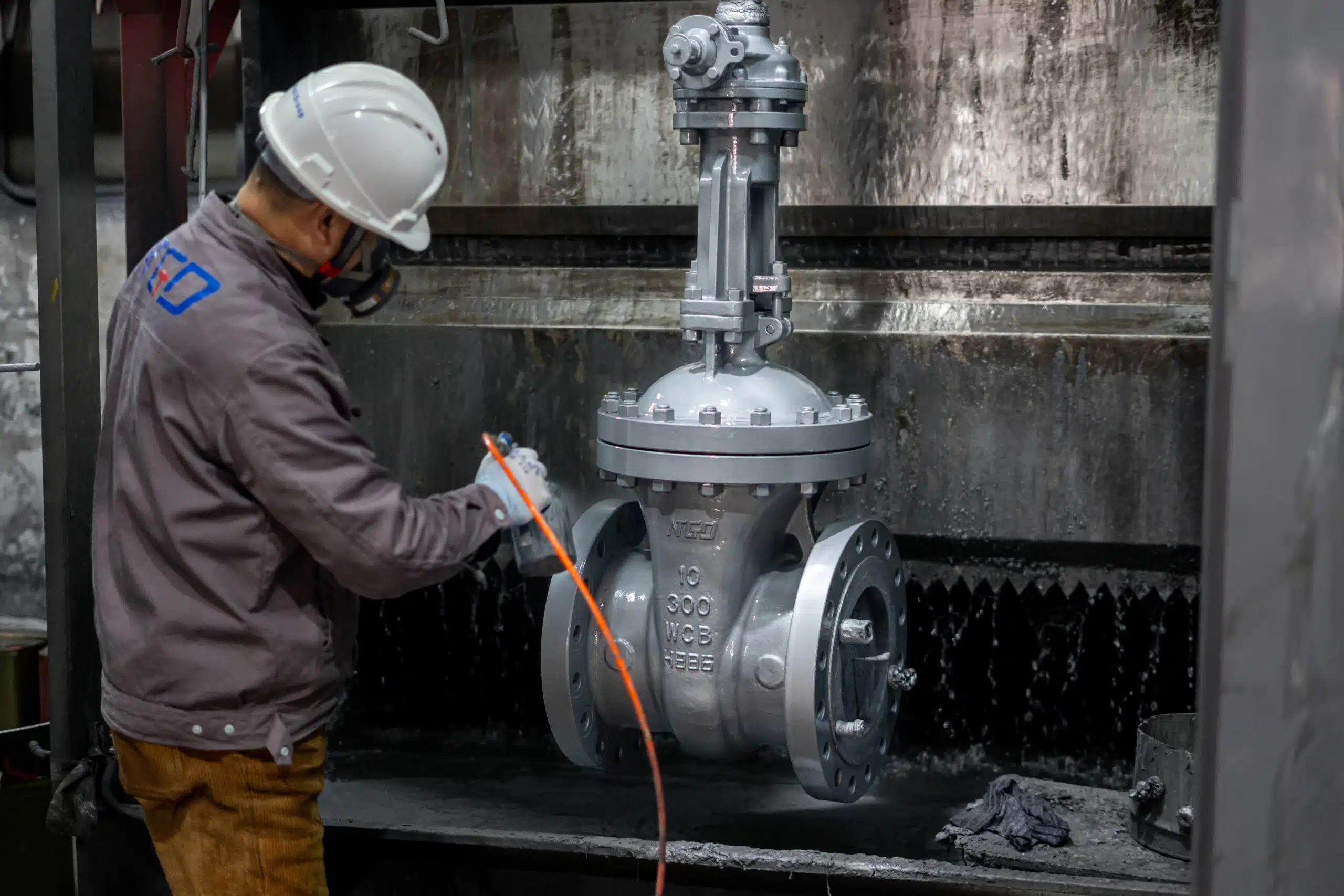 Inspection du revêtement des vannes industrielles lors des travaux de protection contre la corrosion