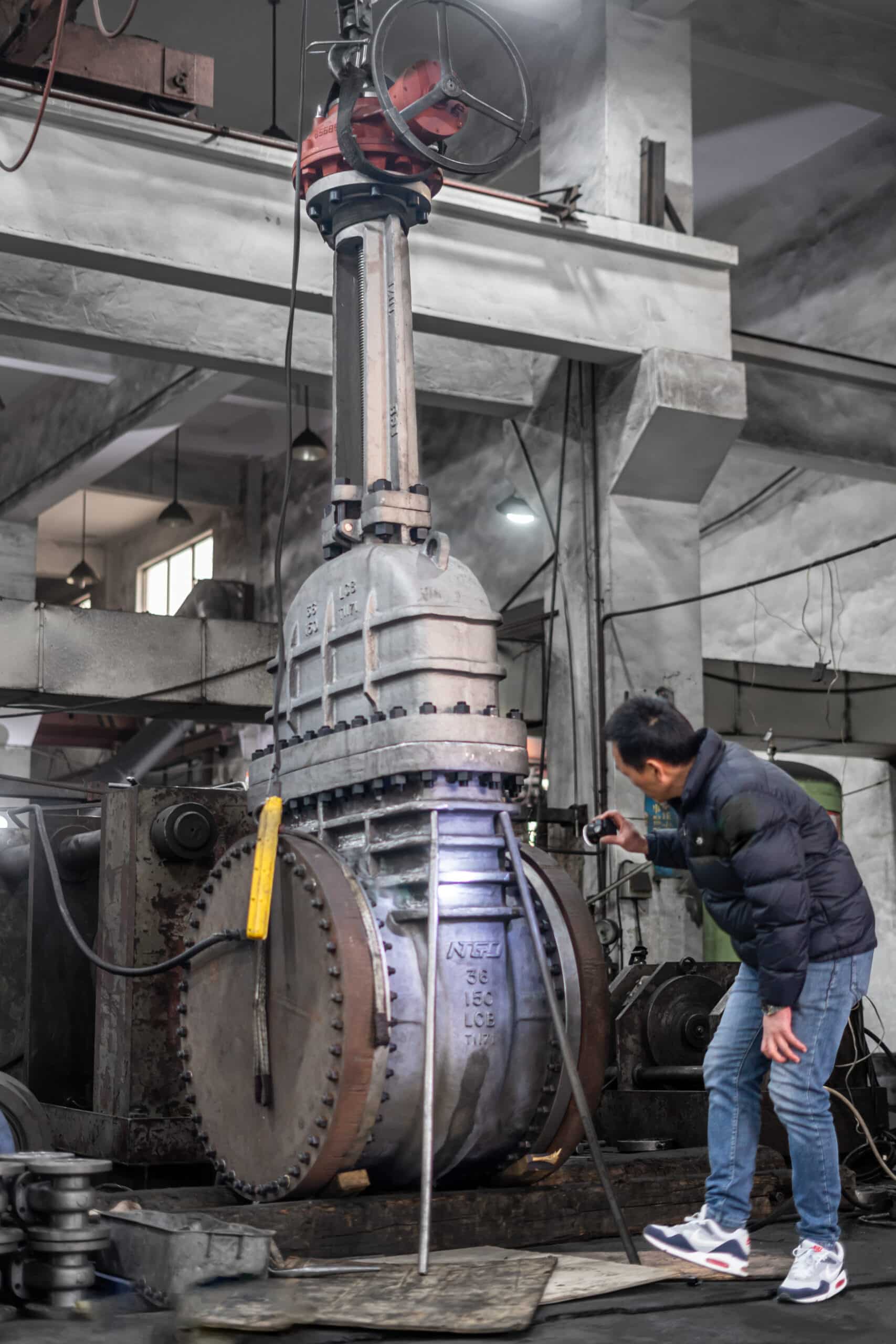 Large rising stem gate valve workshop inspection and testing photo