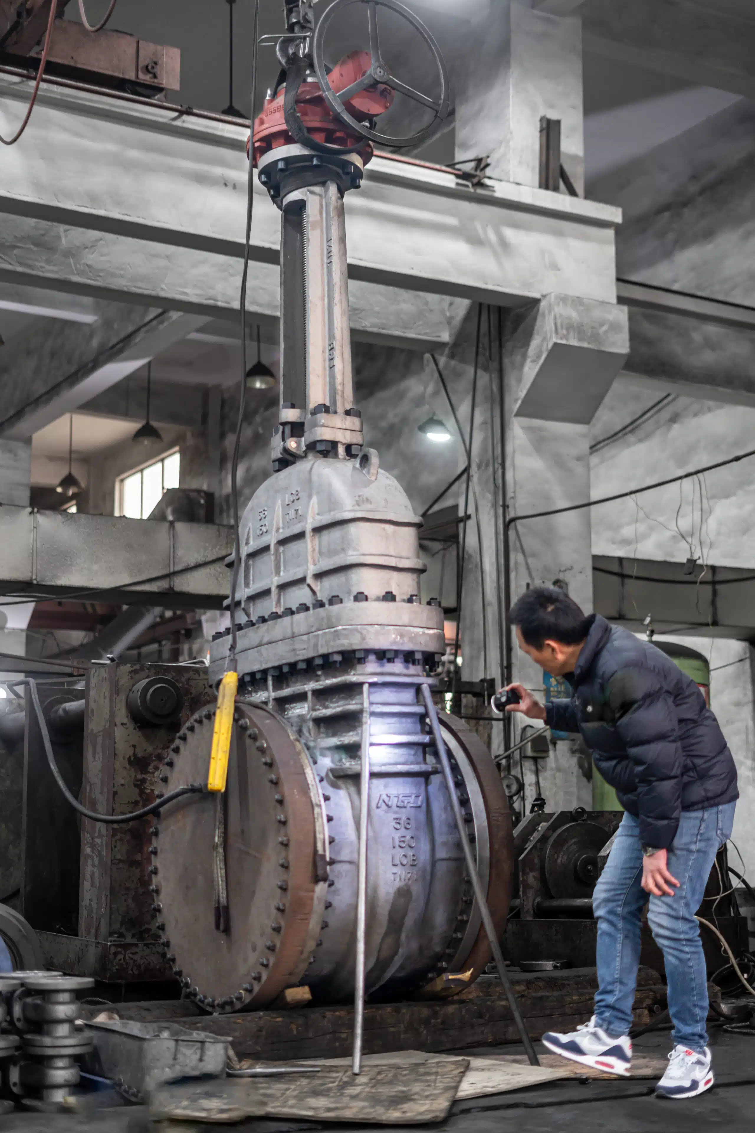 Large rising stem gate valve workshop inspection and testing photo
