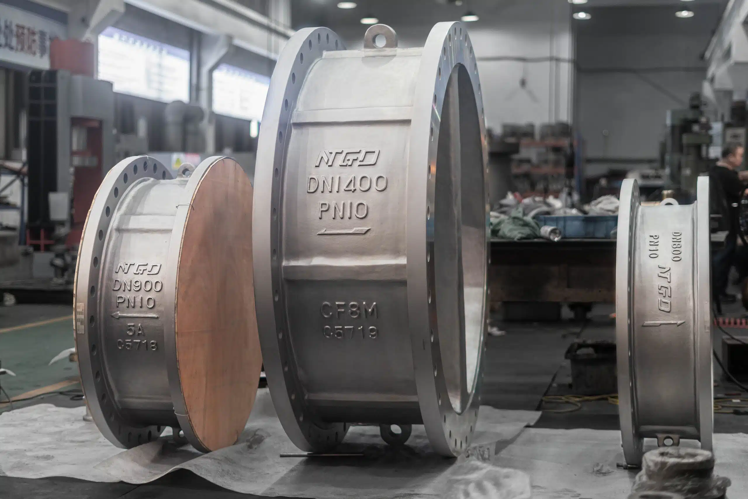 Grands clapets anti-retour à double disque dans l'atelier NTGD, avec corps industriels à brides