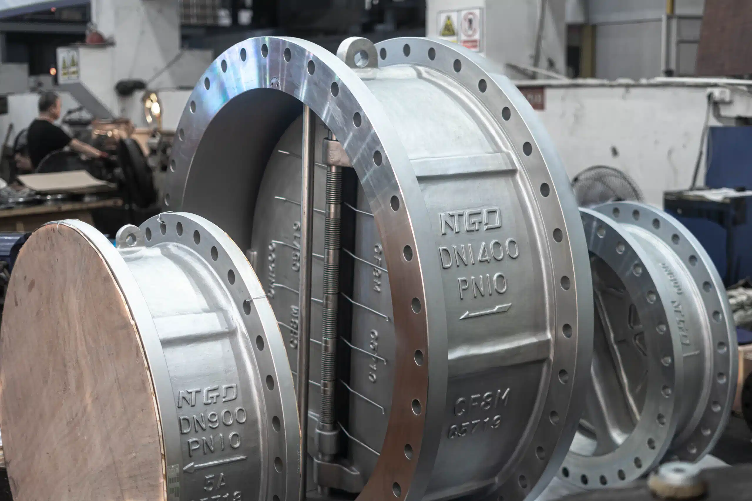DN1400 and DN900 PN10 dual plate check valves in NTGD workshop.